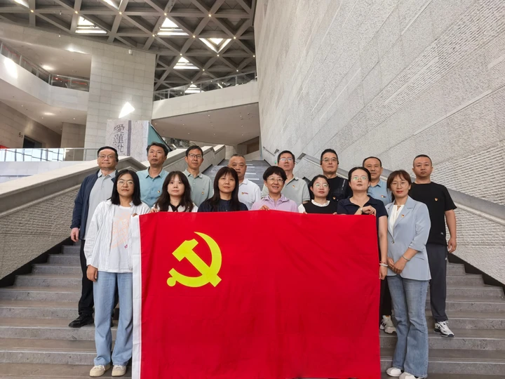 铭记历史 赓续红色血脉  ——护理康养部党支部赴宁夏美术馆参观