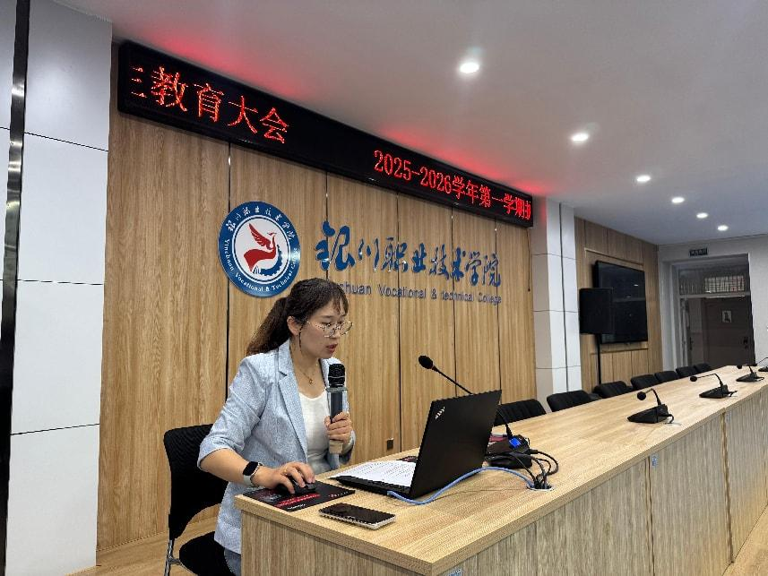 细雨润新芽，志向启新程             ——2025级新生教育大会隆重举行